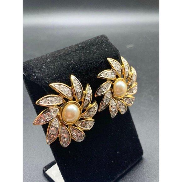 Daisy Flowers Clip On Earrings Pearls and Rhinestones Gold Tone Elegant Earrings - Picture 3 of 5